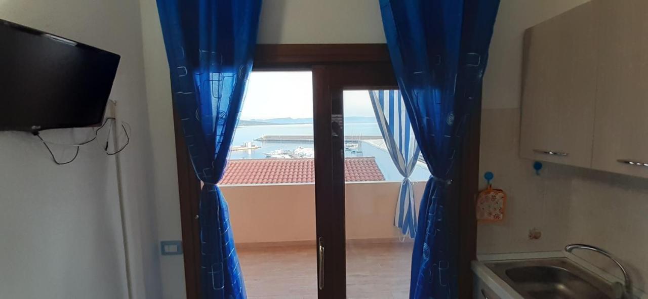 Ferienwohnung Fronte Mare Attico Indipendente Ed Esclusivo Con Terrazza Panoramica Isola Rossa Exterior foto