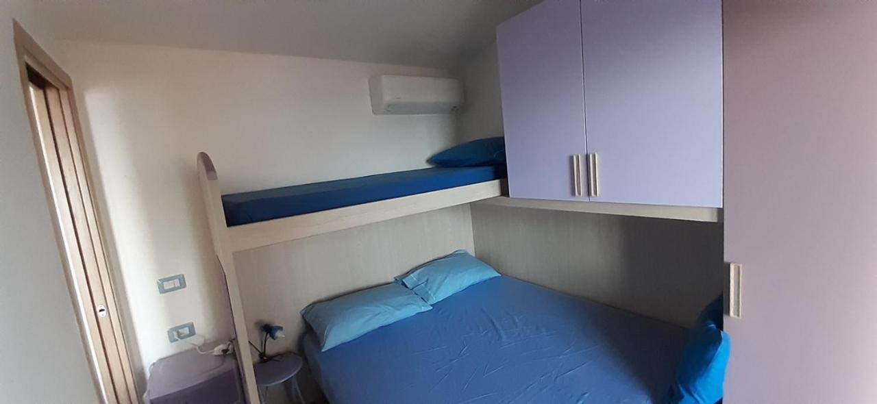 Ferienwohnung Fronte Mare Attico Indipendente Ed Esclusivo Con Terrazza Panoramica Isola Rossa Exterior foto